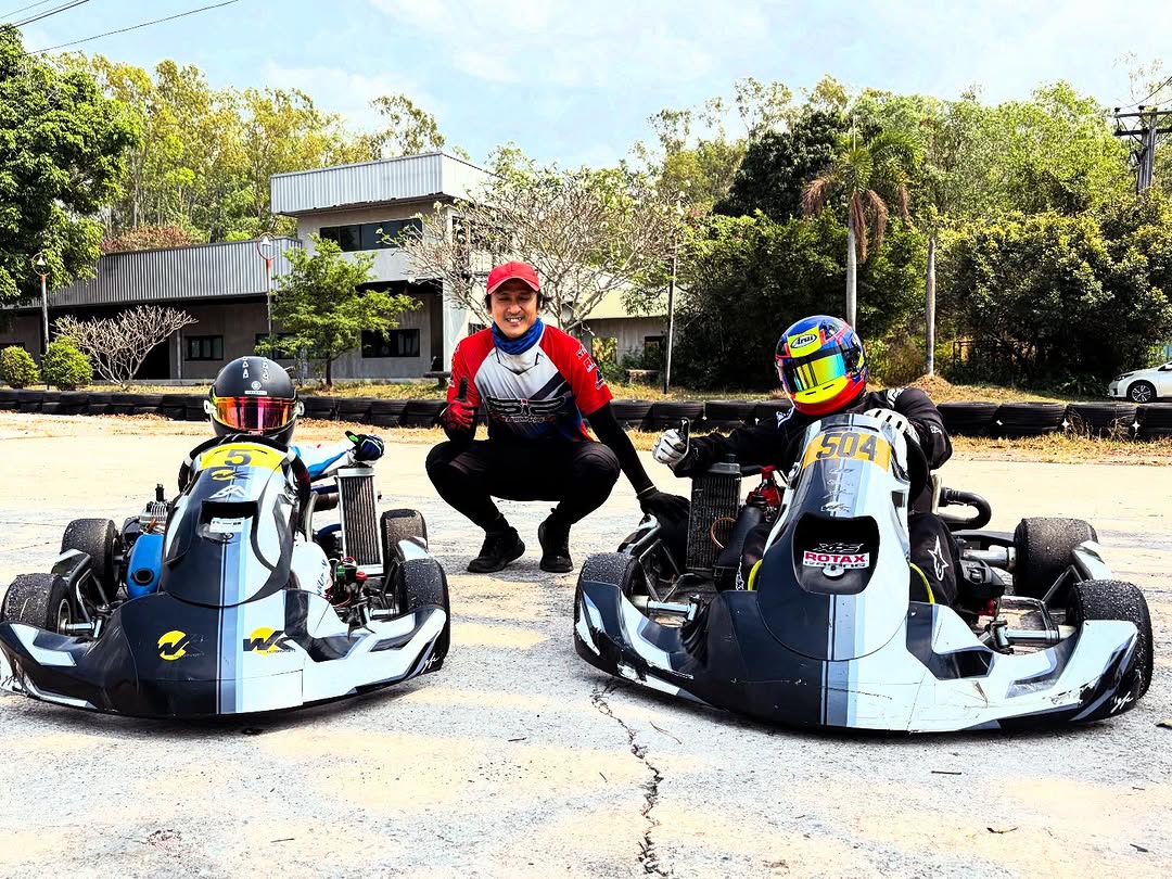 WK coach with two karts during a training day