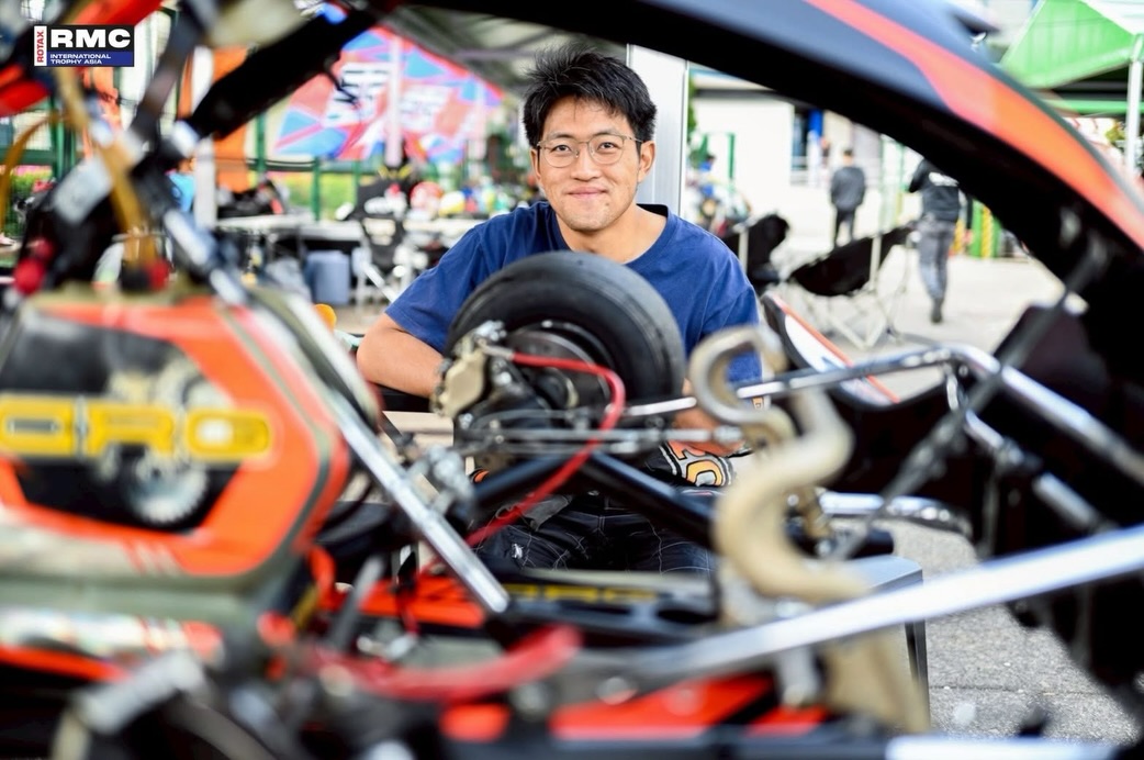 Worawong Komarakul in the paddock with a DD2 kart at Macau